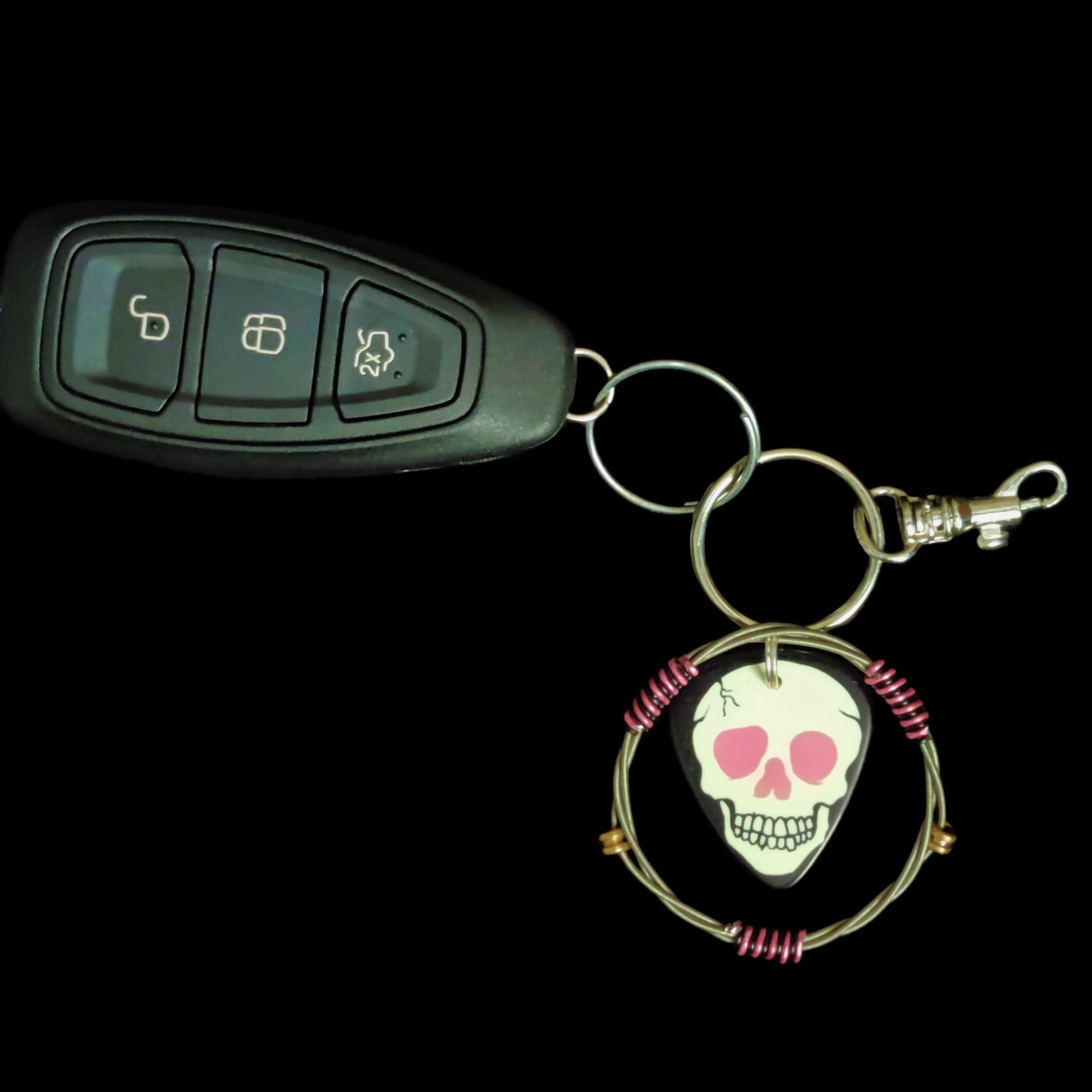 Skull Guitar String Keychain - Image 3